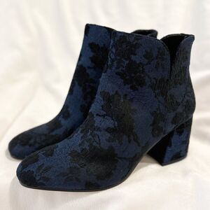 Vince Camuto Kassie 2 Blue Black Jaquard Zip Ankle Booties 8.5 Gothic Romantic